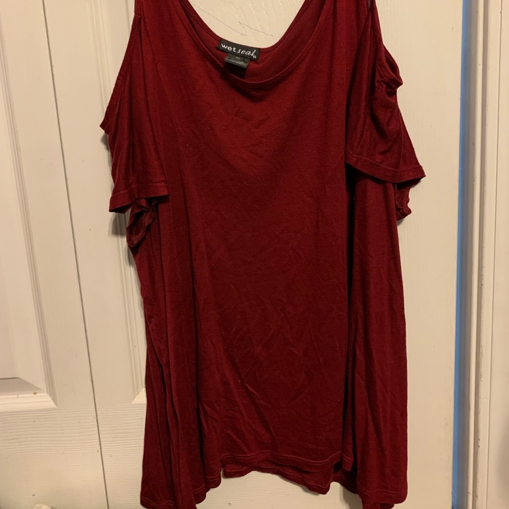 Cold shoulder tee